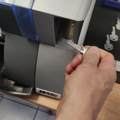 copying a key with a key cutting machine
